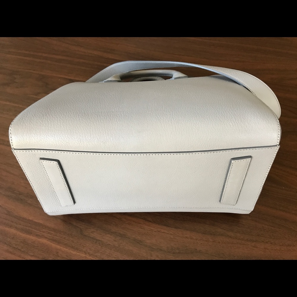 Givenchy Pearl Gray Medium Antigona bag. - Picture 5 of 5